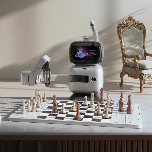 Robo Satranç Akademisi vizyonunu yansıtan zarif bir satranç robotu sahnesi